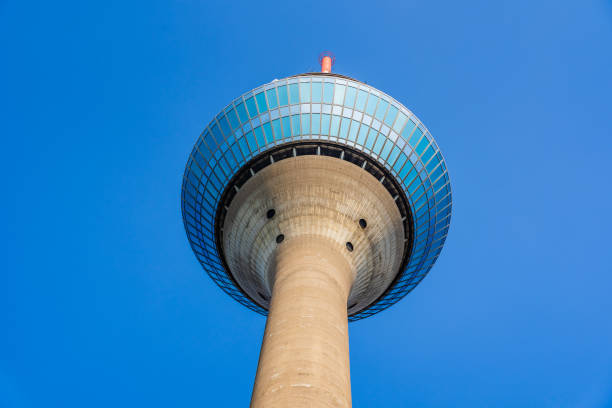 la torre del rin en dusseldorf, alemania - rhine river audio fotografías e imágenes de stock