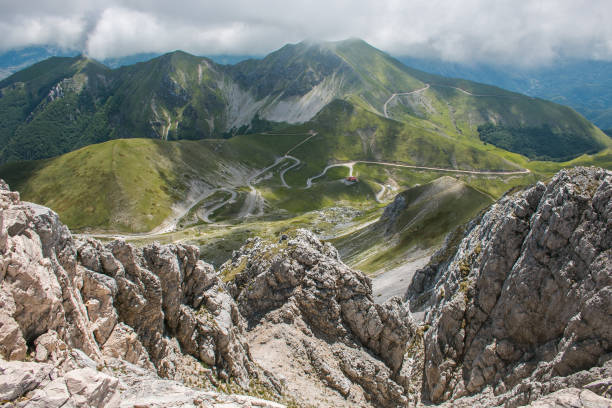 panoramablick auf die berge vom gipfel des berges terminillo in latium, mittelitalien - monte terminillo stock-fotos und bilder