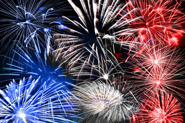 fond blanc et rouge bleu de feux d’artifice - fireworks show photos et images de collection
