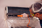 mann-arbeiter-der-reinigung-der-klimaanlage.jpg?b=1&s=170x170&k=20&c=NM0vPVHLPfA6XPFO1N8HODMMcxPaTs6C2N9SQNDeSc0=