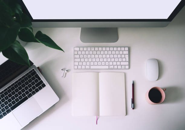 espace de travail élégant de minimaliste. table de bureau blanche avec ordinateur portable ouvert avec des pages blanches, ordinateur portable, ordinateur, tasse de café, feuille verte, clavier. - palm leaves photos et images de collection