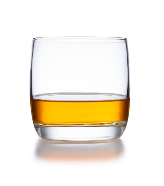 白い上に撮影されたウイスキーの孤立したボウルスタイルのグラス - whisky glass ice cube alcohol ストックフォトと画像