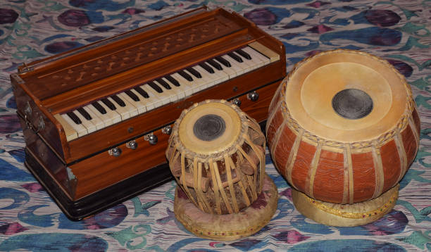 타블라와 하모니움으로 구성된 인도 전통 클래식 악기 - harmonium 뉴스 사진 이미지