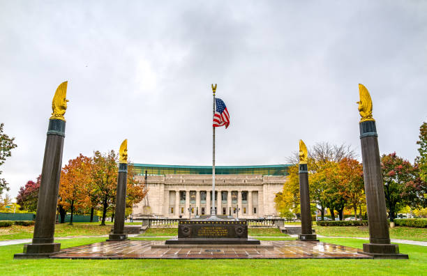 american legion mall à indianapolis - indiana world war memorial photos et images de collection