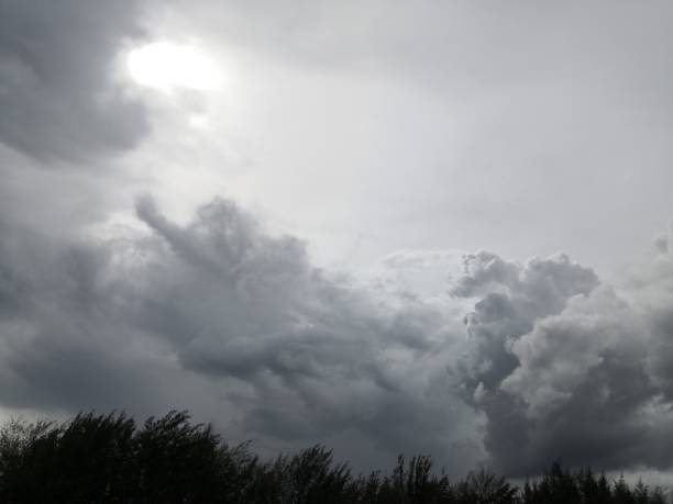 lluvia cielo nublado se ven oscuros - the eye of the storm thunderstorm storm cloud fotografías e imágenes de stock