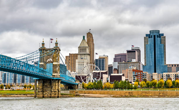 cityscape of cincinnati in ohio, etats-unis - oh beautiful photos et images de collection