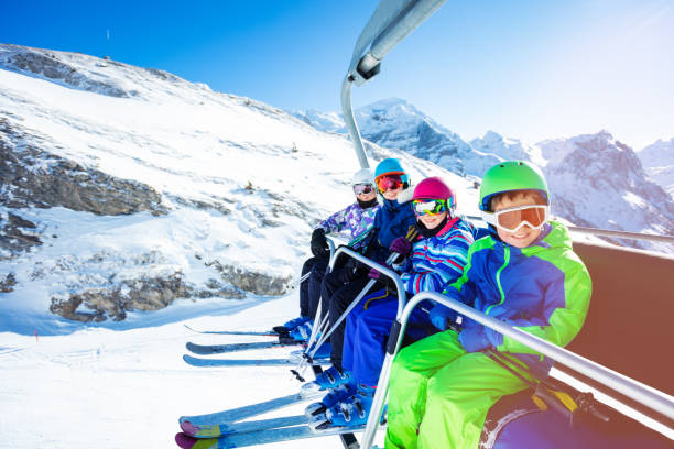 bambini felici sulla seggiovia sulla cima delle montagne - skiing ski family friendship foto e immagini stock