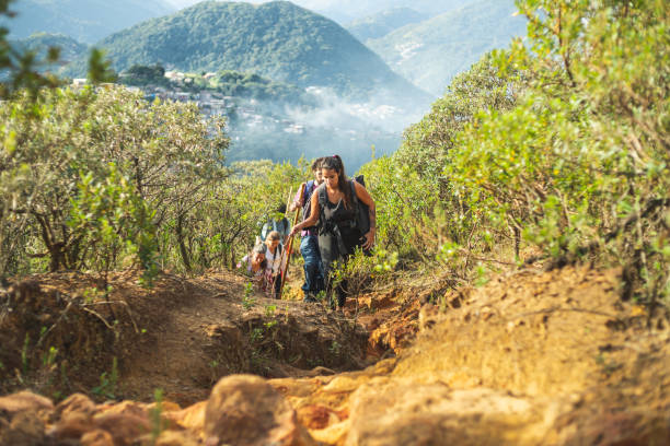 pessoas na trilha na montanha - exploration group of people hiking climbing - fotografias e filmes do acervo