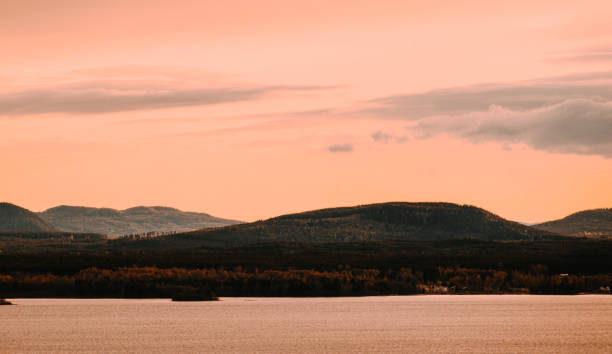 colinas en suecia cerca del lago siljan con un cielo dramático y niebla - norrland fotografías e imágenes de stock