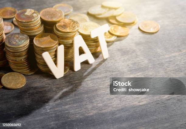Mehrwertsteuer Holz Wort Mit Gestapelten Münzen Auf Dunklem Holzhintergrund Stockfoto und mehr Bilder von Mehrwertsteuer