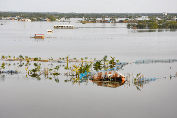 il ciclone ampan ha rotto la barriera khulna koira upazila sommersa dall'acqua - cyclone foto e immagini stock