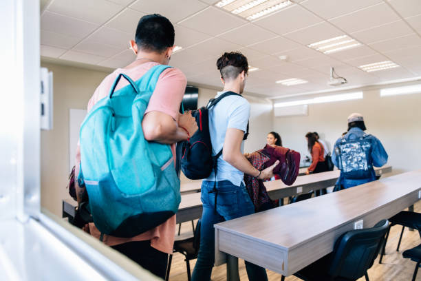 estudantes universitários chegando à aula - regresso às aulas - fotografias e filmes do acervo