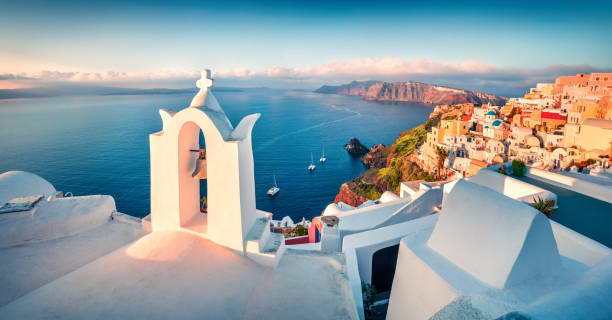 soleado panorama matutino de la isla de santorini. pintoresco amanecer de primavera en el famoso complejo griego fira, grecia, europa. fondo conceptual de viaje. - santorini greece villa beach fotografías e imágenes de stock