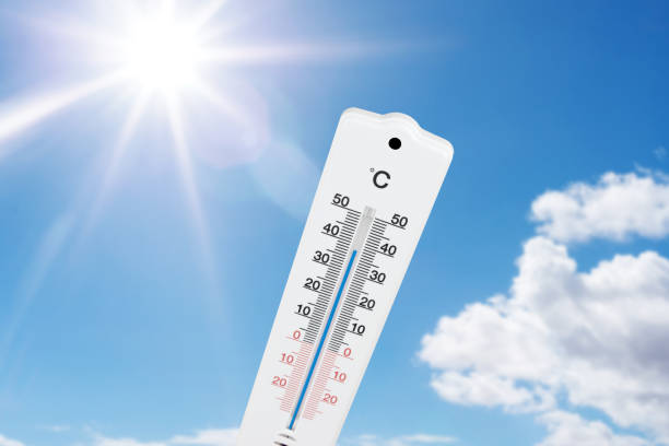 푸른 여름 하늘과 태양에 대한 온도계 - heat heat wave thermometer summer 뉴스 사진 이미지