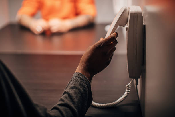 une jeune femme rend visite à son mari en prison - violence black men women photos et images de collection