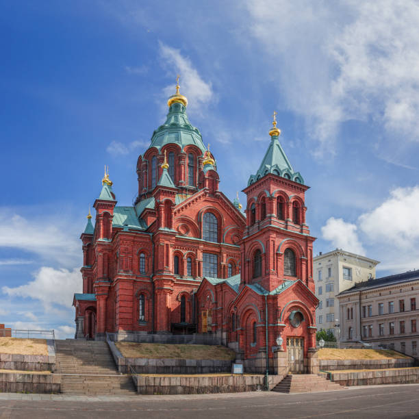 antigua iglesia de ladrillo rojo - catedral de uspenski helsinki fotografías e imágenes de stock