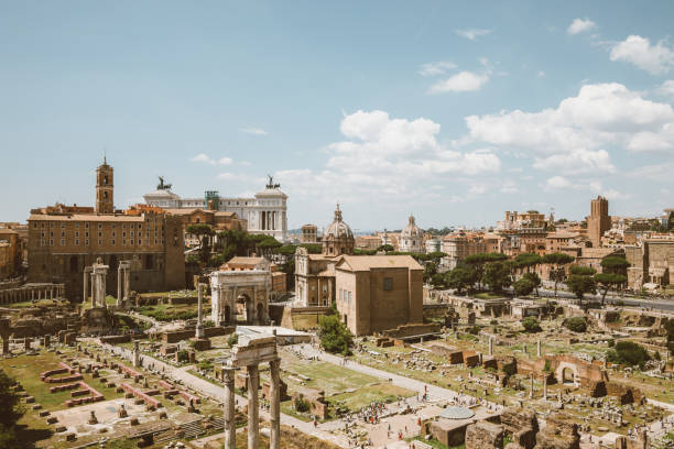 vista panoramica del foro romano, conosciuta anche da forum romanum - high angle view famous place roman roman forum foto e immagini stock