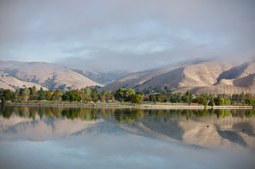 Reflexiones de montaña en el lago Elisabeth photo