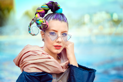 Portrait of beautiful hipster young woman with sunglasses smiling in city – Teenage girl with funky hairstyle enjoying summer day outdoor – Modern gen z teen with cool look and trendy creative style