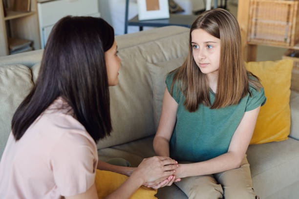 dzielenie się cierpieniami z matką - child discussion parent talking zdjęcia i obrazy z banku zdjęć