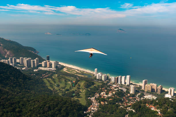 hang gliding in rio de janeiro, brazil - travel the americas human age viewpoint imagens e fotografias de stock