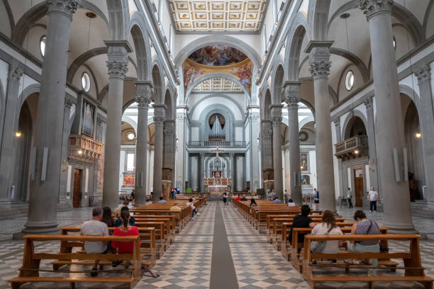 panoramiczny widok na wnętrze bazyliki san lorenzo (bazylika św wawrzyńca) - view from altar zdjęcia i obrazy z banku zdjęć