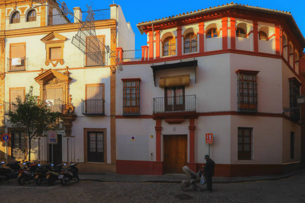 calle en la parte antigua de sevilla el día de verano, andalucía, españa. - catedral de la encarnacion fotografías e imágenes de stock