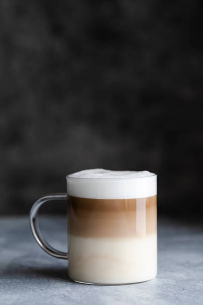 cafe latte macchiato layered coffee in a a glass mug - cafe macchiato latté heat coffee imagens e fotografias de stock
