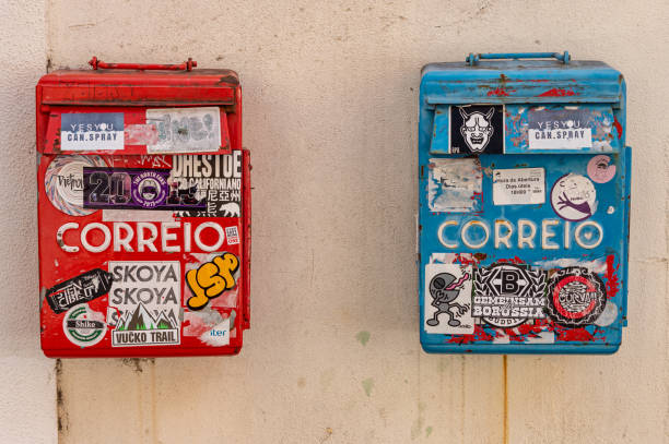 duas caixas de correio vermelhas e azuis em lisboa - lisbon portugal mailbox mail letter - fotografias e filmes do acervo