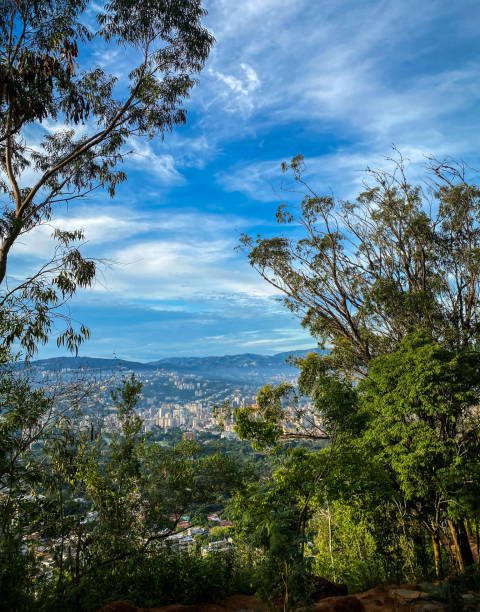 blick auf die stadt caracas von sabas nieves an einem sonnigen tag - travel avila castilla y leon spain stock-fotos und bilder