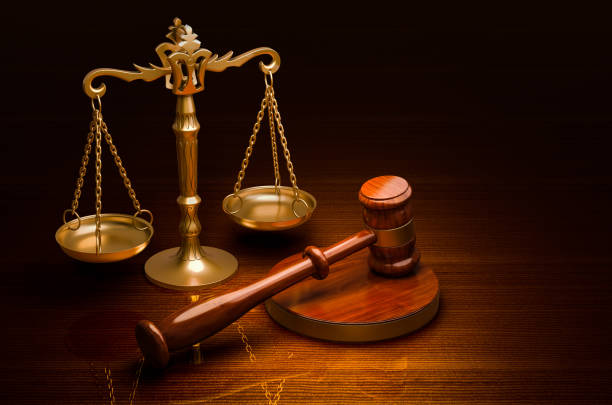 scales of justice und wooden gavel auf dem schreibtisch, 3d-rendering - scales of justice weight scale law gavel stock-fotos und bilder