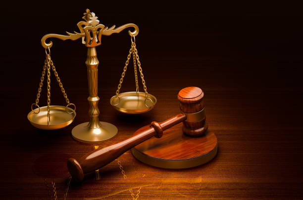 scales of justice and wooden gavel on the desk, 3d rendering - weight scale scale balance legal system imagens e fotografias de stock