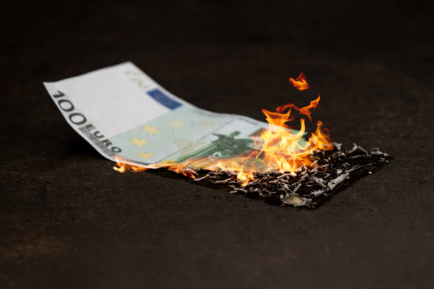 denaro europeo in fiamme - money to burn foto e immagini stock