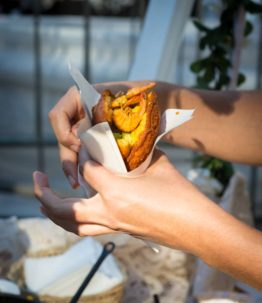 acaraje siendo preparado por bahía en las calles de salvador, bahía - akara fotografías e imágenes de stock