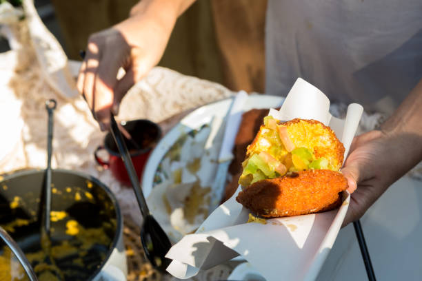 acaraje siendo preparado por bahía en las calles de salvador, bahía - akara fotografías e imágenes de stock