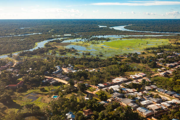 飛行機からアマゾナス川のイキトースの街の眺め。 - iquitos ストックフォトと画像