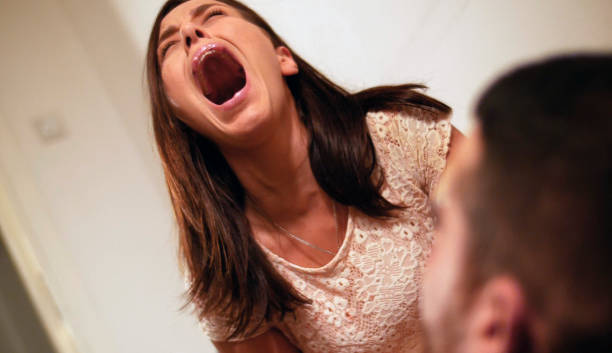 donna che urla su uomo morto - screaming men shouting tortured foto e immagini stock