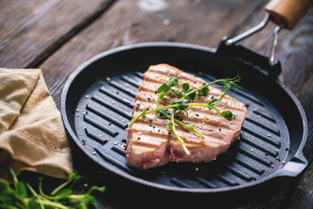 стейк из тунца на гриле - tuna steak grilled tuna food стоковые фото и изображения