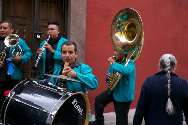 музыка на улицах пуэбла. - parade music music festival town стоковые фото и изображения