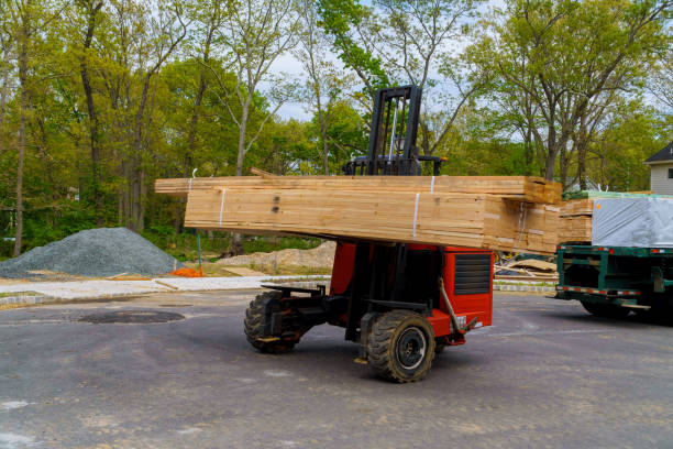 погрузчик на конструкции готовится к строительным частям - forklift picking up pallet hydraulic platform стоковые фото и изображения