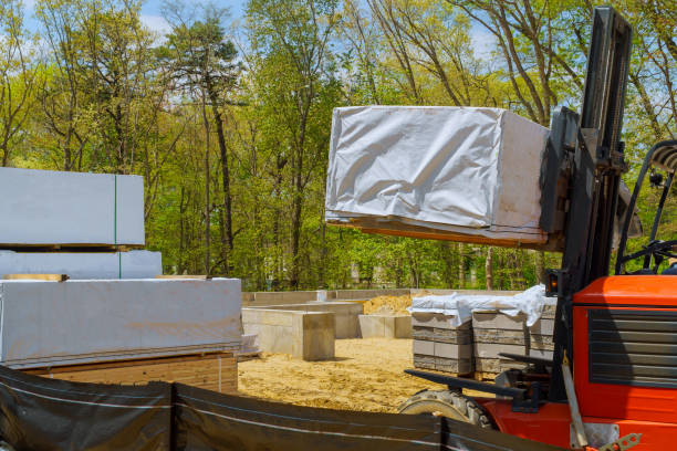 водитель погрузчика в промышленной зоне построил дом в стадии строительства - forklift picking up pallet hydraulic platform стоковые фото и изображения