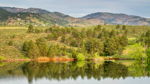 zeltlager am ufer des horsetooth reservoirs - fort collins reservoir lake water stock-fotos und bilder