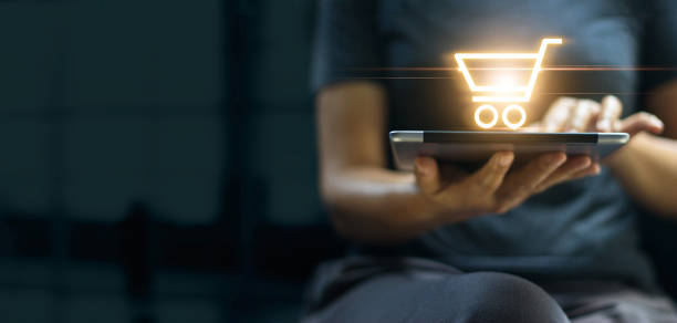 online shopping och digital marknadsföring koncept, kvinna med digital tablett med kundvagn ikonen på skärmen på mörk bakgrund. - handelsvara bildbanksfoton och bilder