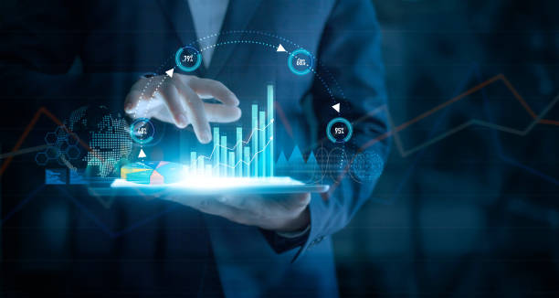 geschäftsmann mit tablet-analyse umsatzdaten und wirtschaftswachstum diagramm diagramm auf virtuelle schnittstelle. geschäftsstrategie. abstraktes symbol. digitales marketing. - technology solution business marketing stock-fotos und bilder