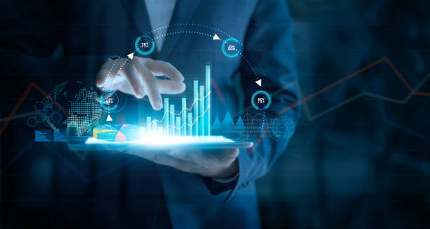 가상 인터페이스에서 판매 데이터와 경제 성장 그래프 차트를 분석하는 태블릿을 사용하는 사업가. 비즈니스 전략. 추상 아이콘입니다. 디지털 마케팅. - graph solution business finance 뉴스 사진 이미지