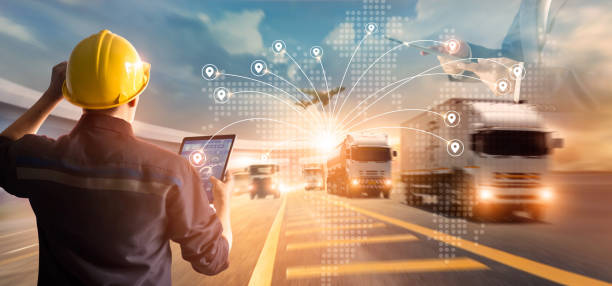 transport en logistiek concept, manager en ingenieur controle en controle van logistieke netwerkdistributie en data op tablet voor logistiek import export op snelwegachtergrond - vervoer stockfoto's en -beelden