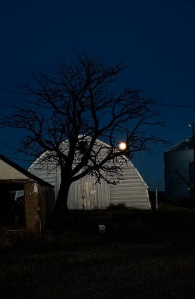 celeiro brilhante - barn farm moon old - fotografias e filmes do acervo
