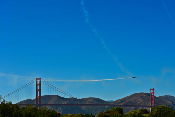 blue angles over golden gate bridge - blue angels imagens e fotografias de stock