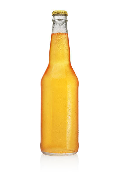 bottiglia di birra longneck con gocce d'acqua isolate su sfondo bianco. - bottiglia di birra foto e immagini stock