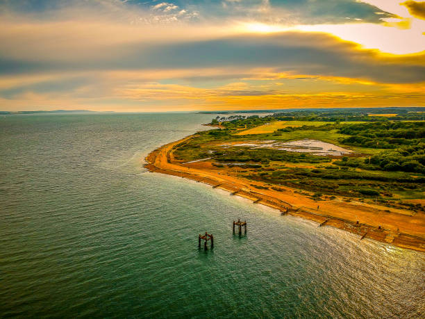 littoral rural du hampshire et campagne royaume-uni - landscape scenics beach uk photos et images de collection